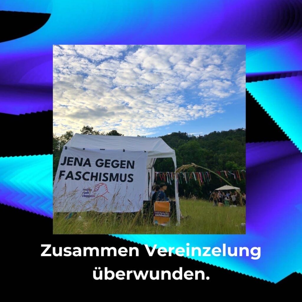 Ein weißes Zelt steht auf einer grünen Wiese. Auf dem Zelt steht in großen schwarzen Buchstaben: „Jena gegen Faschismus“. Darunter ist eine rote Zeichnung einer erhobenen Faust und die Wörter „Rechtsruck stoppen“. Vor dem Zelt steht ein kleiner Aufsteller mit der Aufschrift: „AfD-Parteitag verhindern“. Im Hintergrund sieht man Bäume, einen blauen Himmel mit weißen Wolken und bunte Wimpelketten, die zwischen den Bäumen gespannt sind. Auf der Wiese sind Menschen zu sehen, die sich unterhalten. Unten im Bild steht der Text: „Zusammen Vereinzelung überwunden“. Der Hintergrund des Bildes ist mit lila und blauen Neonfarben gestaltet.